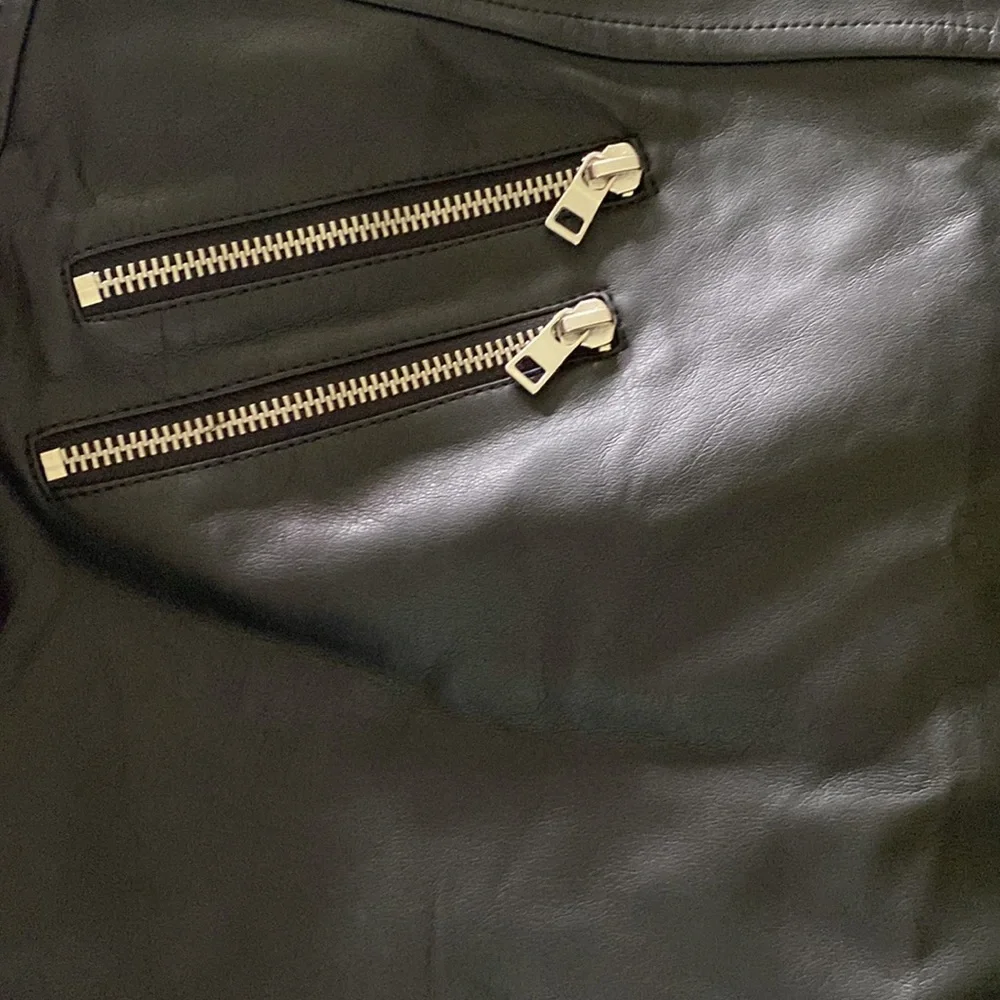 Like new faux leather mini skirt size 8 - Picture 4 of 5